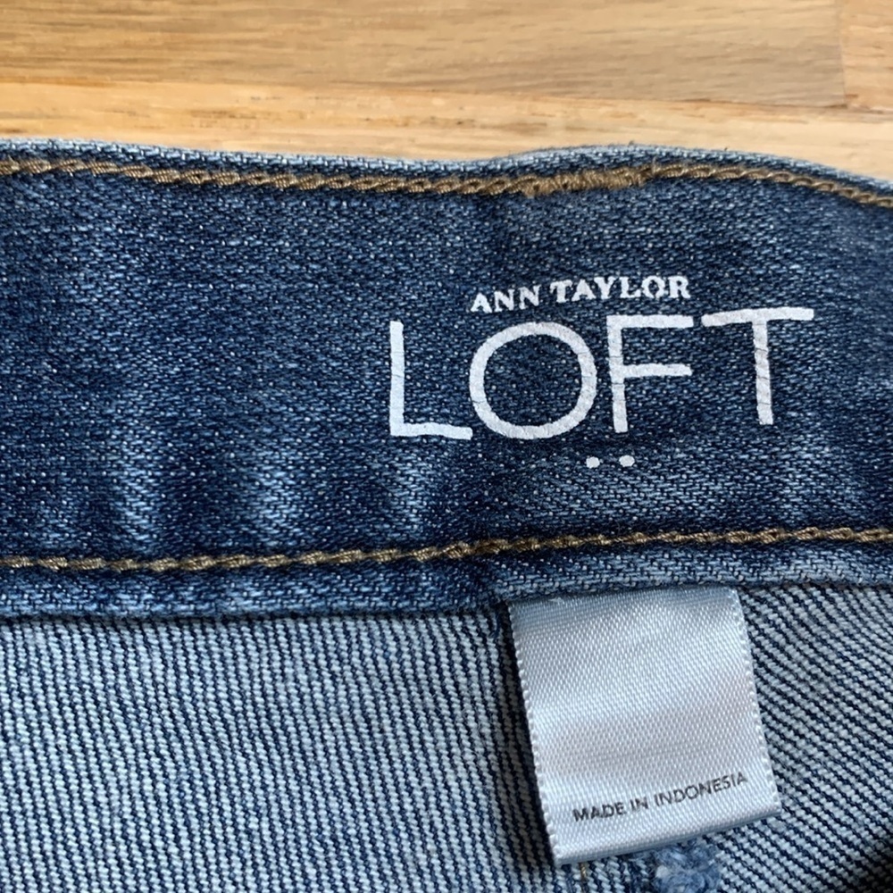 LOFT Distressed Boyfriend Medium Wash Cuffed Denim Jean Shorts Women’s 4 - Picture 3 of 15